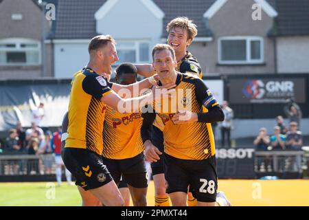 Newport, Royaume-Uni. 15th avril 2023. Mickey Demetriou, du comté de Newport (28), célèbre après avoir atteint le but 2nd de ses équipes. EFL football League Two Match, Newport County v Hartlepool à Rodney Parade à Newport, pays de Galles, le Saturday15th avril 2023 . Cette image ne peut être utilisée qu'à des fins éditoriales. Utilisation éditoriale uniquement, licence requise pour une utilisation commerciale. photo par crédit : Andrew Orchard sports photographie/Alamy Live News Banque D'Images