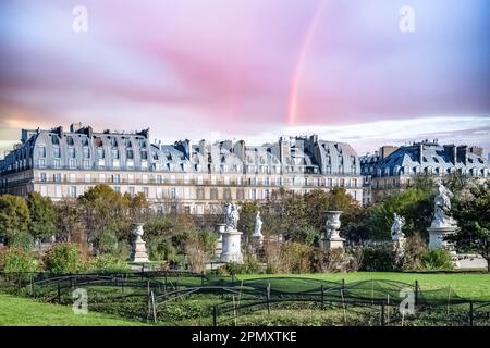 Paris, le jardin des Tuileries et le Louvre, avec la célèbre rue Rivoli Banque D'Images