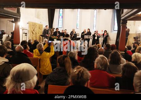 Kromsdorf, Allemagne. 15th avril 2023. Les visiteurs s'assoient dans l'église communautaire à l'occasion de la campagne de plantation d'arbres pour Boris Romantschenko, qui a été tué dans la guerre d'agression russe. La plantation, qui fait partie du projet de mémoire '1000 Buchen' de Lebenshilfewerk, fait partie des événements commémoratifs marquant la libération des camps de concentration nazis de Buchenwald et Mittelbau-Dora sur 11 avril 1945. Credit: Bodo Schackow/dpa/Alay Live News Banque D'Images