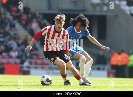 Jack Clarke, de Sunderland, s'éloigne du Tahith Chong de Birmingham City lors du match de championnat Sky Bet entre Sunderland et Birmingham City au stade de Light, Sunderland, le samedi 15th avril 2023. (Photo : Michael Driver | MI News) Credit : MI News & Sport /Alay Live News Banque D'Images