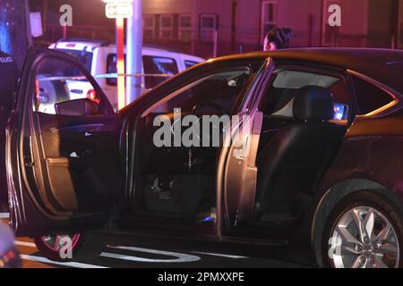 Paterson, États-Unis. 15th avril 2023. Les enquêteurs se rassemblent près d'un véhicule dans la région de East 22nd Street. Quatre personnes ont rapporté une fusillade à Paterson, dans le New Jersey, aux États-Unis, au début de la matinée de samedi, 15 avril 2023. Quatre personnes auraient été abattées tôt samedi matin après 12 h 00 à Paterson, certaines victimes auraient été transportées par EMS et certaines victimes par des véhicules privés. Aucun autre renseignement n'a été immédiatement disponible auprès du service de police de Paterson. Il y a plusieurs scènes de crime. Une scène de crime dans la région de l'est 22nd Street avait un Banque D'Images