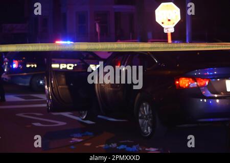 Paterson, États-Unis. 15th avril 2023. Les enquêteurs se rassemblent près d'un véhicule dans la région de East 22nd Street. Quatre personnes ont rapporté une fusillade à Paterson, dans le New Jersey, aux États-Unis, au début de la matinée de samedi, 15 avril 2023. Quatre personnes auraient été abattées tôt samedi matin après 12 h 00 à Paterson, certaines victimes auraient été transportées par EMS et certaines victimes par des véhicules privés. Aucun autre renseignement n'a été immédiatement disponible auprès du service de police de Paterson. Il y a plusieurs scènes de crime. Une scène de crime dans la région de l'est 22nd Street avait un Banque D'Images