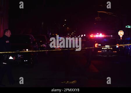 Paterson, États-Unis. 15th avril 2023. Les policiers se réunissent dans la région de East 22nd Street. Quatre personnes ont rapporté une fusillade à Paterson, dans le New Jersey, aux États-Unis, au début de la matinée de samedi, 15 avril 2023. Quatre personnes auraient été abattées tôt samedi matin après 12 h 00 à Paterson, certaines victimes auraient été transportées par EMS et certaines victimes par des véhicules privés. Aucun autre renseignement n'a été immédiatement disponible auprès du service de police de Paterson. Il y a plusieurs scènes de crime. Une scène de crime dans la région de East 22nd Street avait un arrêt de véhicule Banque D'Images