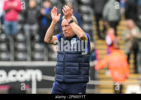 Neil Warnock, directeur de Huddersfield Town, applaudit les fans à la fin du match de championnat Sky Bet Swansea City vs Huddersfield Town au Swansea.com Stadium, Swansea, Royaume-Uni, 15th avril 2023 (photo de Craig Thomas/News Images), le 4/15/2023. (Photo de Craig Thomas/News Images/Sipa USA) crédit: SIPA USA/Alay Live News Banque D'Images