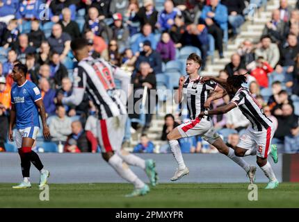 Mark O'Hara de St Mirren (deuxième à droite) célèbre son deuxième but lors du match cinch Premiership au stade Ibrox de Glasgow. Date de la photo: Samedi 15 avril 2023. Banque D'Images