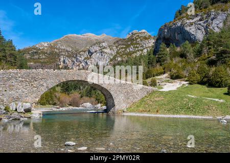 Pont roman en pierre de Bujaruelo au-dessus de la rivière ARA dans la vallée de Bujaruelo dans les Pyrénées aragonaises de Huesca, lors d'une agréable journée de printemps, hari Banque D'Images