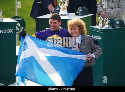 Derek Fox et Lucinda Russell fêtent après avoir remporté le concours de handicap national de Randox Grand avec Corach Rambler au cours du troisième jour du festival national de Randox Grand à l'hippodrome d'Aintree, à Liverpool. Date de la photo: Samedi 15 avril 2023. Banque D'Images