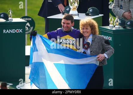 Derek Fox et Lucinda Russell fêtent après avoir remporté le concours de handicap national de Randox Grand avec Corach Rambler au cours du troisième jour du festival national de Randox Grand à l'hippodrome d'Aintree, à Liverpool. Date de la photo: Samedi 15 avril 2023. Banque D'Images