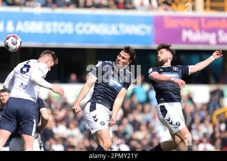 Londres, Royaume-Uni. 15th avril 2023. Tom Bradshaw, de Millwall, a marqué le but d'ouverture lors du match de championnat EFL Sky Bet entre Millwall et Preston North End à la Den, Londres, en Angleterre, le 15 avril 2023. Photo de Joshua Smith. Utilisation éditoriale uniquement, licence requise pour une utilisation commerciale. Aucune utilisation dans les Paris, les jeux ou les publications d'un seul club/ligue/joueur. Crédit : UK Sports pics Ltd/Alay Live News Banque D'Images