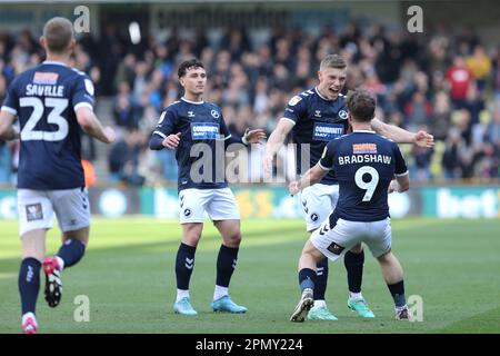 Londres, Royaume-Uni. 15th avril 2023. Tom Bradshaw, de Millwall, fête son but d'ouverture lors du match de championnat EFL Sky Bet entre Millwall et Preston North End à la Den, Londres, Angleterre, le 15 avril 2023. Photo de Joshua Smith. Utilisation éditoriale uniquement, licence requise pour une utilisation commerciale. Aucune utilisation dans les Paris, les jeux ou les publications d'un seul club/ligue/joueur. Crédit : UK Sports pics Ltd/Alay Live News Banque D'Images