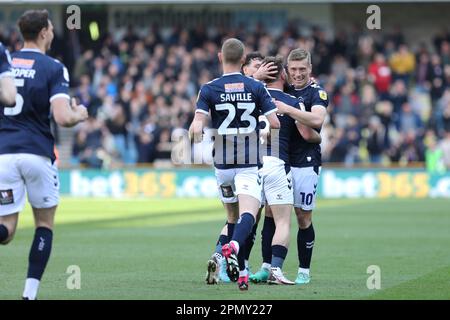 Londres, Royaume-Uni. 15th avril 2023. Tom Bradshaw, de Millwall, fête son but d'ouverture lors du match de championnat EFL Sky Bet entre Millwall et Preston North End à la Den, Londres, Angleterre, le 15 avril 2023. Photo de Joshua Smith. Utilisation éditoriale uniquement, licence requise pour une utilisation commerciale. Aucune utilisation dans les Paris, les jeux ou les publications d'un seul club/ligue/joueur. Crédit : UK Sports pics Ltd/Alay Live News Banque D'Images