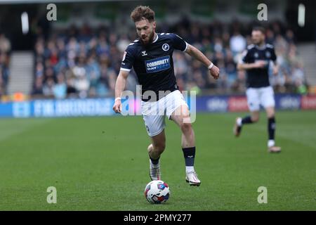 Londres, Royaume-Uni. 15th avril 2023. Tom Bradshaw de Millwall sur le ballon lors du match de championnat EFL Sky Bet entre Millwall et Preston North End à la Den, Londres, Angleterre, le 15 avril 2023. Photo de Joshua Smith. Utilisation éditoriale uniquement, licence requise pour une utilisation commerciale. Aucune utilisation dans les Paris, les jeux ou les publications d'un seul club/ligue/joueur. Crédit : UK Sports pics Ltd/Alay Live News Banque D'Images