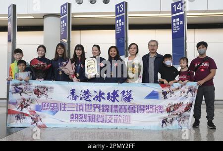 L'équipe féminine de hockey sur glace de Hong Kong revient à Hong Kong après avoir remporté la division historique du championnat du monde. 11APR23 SCMP / Elson Li Banque D'Images