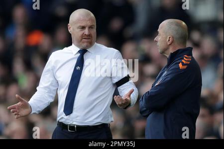 Goodison Park, Liverpool, Royaume-Uni. 15th avril 2023. Premier League football, Everton versus Fulham ; Sean Dyche, responsable d'Everton, consulte son assistant Ian Woan après avoir laissé un objectif de 3rd crédit : action plus Sports/Alamy Live News Banque D'Images