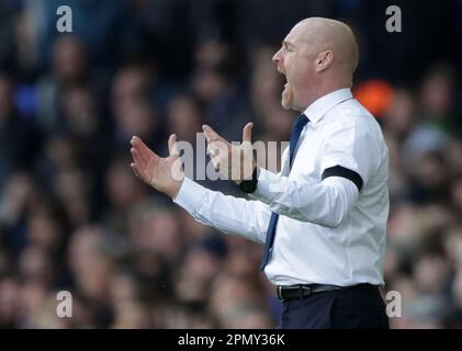 Goodison Park, Liverpool, Royaume-Uni. 15th avril 2023. Premier League football, Everton versus Fulham ; Sean Dyche, responsable d'Everton, réagit à ses côtés en laissant un objectif de 3rd crédit : action plus Sports/Alamy Live News Banque D'Images