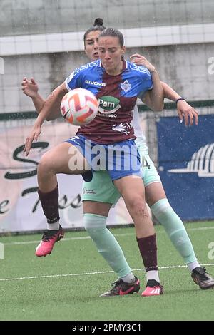 Alice Corelli de Pomigliano Calcio concurrence pour le ballon avec Giulia Rizzon de FC Como femmes le Serie A femmes entre Pomigliano Calcio vs FC Como femmes au stade municipal de Palma Campania crédit: Agence de photo indépendante Srl/Alay Live News Banque D'Images