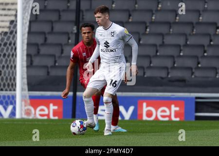 Milton Keynes dons Conor Grant lors de la première moitié du match Sky Bet League 1 entre MK Dons et Cheltenham Town au stade MK, Milton Keynes, le samedi 15th avril 2023. (Photo : John Cripps | MI News) Credit : MI News & Sport /Alay Live News Banque D'Images