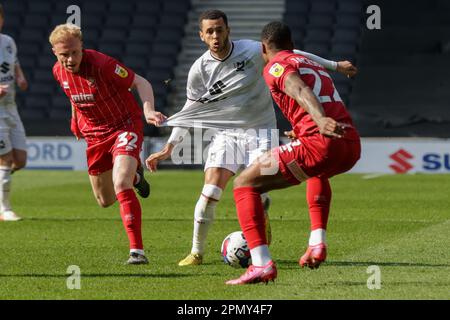 Les dons de Milton Keynes Nathan Holland est défié par Ryan Broom de Cheltenham Town lors de la deuxième moitié du match de la Sky Bet League 1 entre MK Dons et Cheltenham Town au stade MK, Milton Keynes, le samedi 15th avril 2023. (Photo : John Cripps | MI News) Credit : MI News & Sport /Alay Live News Banque D'Images