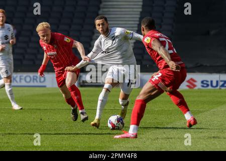 Les dons de Milton Keynes Nathan Holland est défié par Ryan Broom de Cheltenham Town lors de la deuxième moitié du match de la Sky Bet League 1 entre MK Dons et Cheltenham Town au stade MK, Milton Keynes, le samedi 15th avril 2023. (Photo : John Cripps | MI News) Credit : MI News & Sport /Alay Live News Banque D'Images