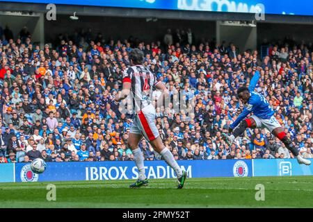 Glaasgow, Royaume-Uni. 15th avril 2023. Lors du match de football du Premier ministre écossais entre Rangers et St Mirren, joué à Ibrox, terrain de base des Rangers, les Rangers ont gagné 5 - 2. Les buteurs étaient pour les Rangers: Cantwell (13) 26 minutes, Sakala (30) 48 minutes, Morelos (20) 80 et 81 minutes et Arfield (37) 86 minutes. O'Hara (6) a marqué pour St Mirren en 45 2 et 65 minutes. Crédit : Findlay/Alay Live News Banque D'Images