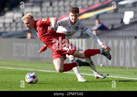 Ryan Broom de Cheltenham Town est racheté par Milton Keynes dons Conor Grant lors de la deuxième moitié du match Sky Bet League 1 entre MK dons et Cheltenham Town au stade MK, Milton Keynes, le samedi 15th avril 2023. (Photo : John Cripps | MI News) Credit : MI News & Sport /Alay Live News Banque D'Images