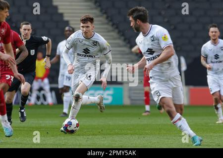 Milton Keynes dons Conor Grant lors de la deuxième moitié du match de la Sky Bet League 1 entre MK Dons et Cheltenham Town au stade MK, Milton Keynes, le samedi 15th avril 2023. (Photo : John Cripps | MI News) Credit : MI News & Sport /Alay Live News Banque D'Images