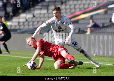 Ryan Broom de Cheltenham Town est racheté par Milton Keynes dons Conor Grant lors de la deuxième moitié du match Sky Bet League 1 entre MK dons et Cheltenham Town au stade MK, Milton Keynes, le samedi 15th avril 2023. (Photo : John Cripps | MI News) Credit : MI News & Sport /Alay Live News Banque D'Images