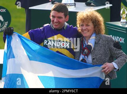 Derek Fox et Lucinda Russell fêtent après avoir remporté le concours de handicap national de Randox Grand avec Corach Rambler au cours du troisième jour du festival national de Randox Grand à l'hippodrome d'Aintree, à Liverpool. Date de la photo: Samedi 15 avril 2023. Banque D'Images