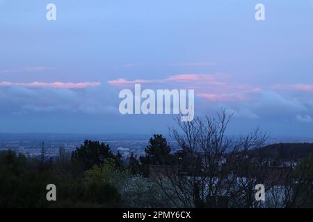 15 avril 2023 Budapest, Hongrie. Météo, coucher de soleil pendant la floraison des cerisiers Budapest Hongrie crédit Ilona Barna BIPHOTONEWS, Alamy Live News Banque D'Images