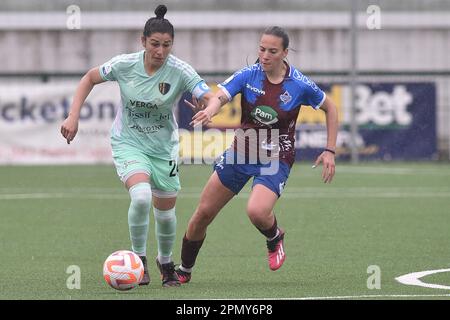 Giulia Rizzon de FC Como femmes concurrence pour le ballon avec Alice Corelli de Pomigliano Calcio la série A femmes entre Pomigliano Calcio vs FC Como femmes au stade municipal de Palma Campania crédit: Agence de photo indépendante Srl/Alay Live News Banque D'Images