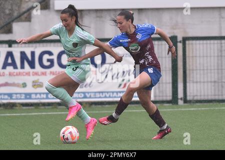 Marta Vergani du FC Como femmes concurrence pour le ballon avec Alice Corelli de Pomigliano Calcio la série A femmes entre Pomigliano Calcio vs FC Como femmes au stade municipal de Palma Campania crédit: Agence de photo indépendante Srl/Alay Live News Banque D'Images