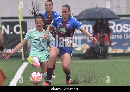 ELISA Carravetta de FC Como femmes concurrence pour le ballon avec Alice Corelli de Pomigliano Calcio le Serie A femmes entre Pomigliano Calcio vs FC Como femmes au stade municipal de Palma Campania crédit: Agence de photo indépendante Srl/Alay Live News Banque D'Images