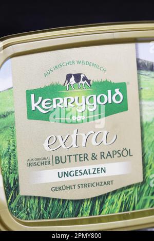 Viersen, Allemagne - 9 mars. 2023: Gros plan de la boîte Kerrygold beurre supplémentaire Banque D'Images