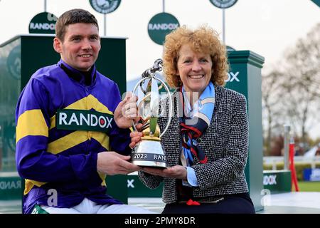 Derek Fox le Grand National gagnant Jockey et Lucinda Russell l'entraîneur gagnant avec le trophée de course au Grand National Festival 2023 Grand National Day à l'Aintree Racecourse, Liverpool, Royaume-Uni, 15th avril 2023 (photo de Conor Molloy/News Images) Banque D'Images