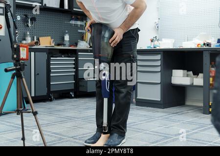 Récolte d'artisan méconnaissable ajustement et flexion de la jambe prothétique moderne à la section du genou Banque D'Images