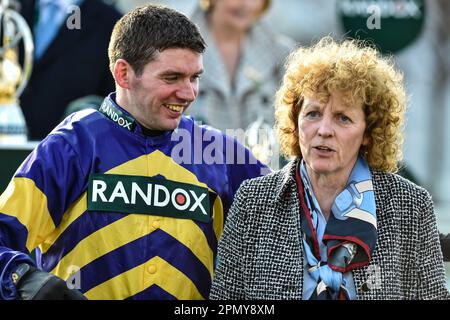 15th avril 2023 ; Aintree Racecourse, Aintree, Merseyside, Angleterre : Grand Festival national 2023 jour 3 ; Jockey Derek Fox et l'entraîneur Lucinda Russell célèbrent la victoire du Grand National de Randox avec Corach Rambler Banque D'Images