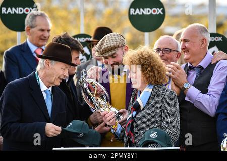 15th avril 2023 ; Aintree Racecourse, Aintree, Merseyside, Angleterre : 2023 Grand Festival National Day 3 ; Lucinda Russell reçoit son trophée pour avoir remporté le Grand National de Randox avec Corach Rambler Banque D'Images