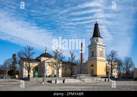 Ancienne église en bois (1824), conçue par Carlo Bassi, et clocher (1828), conçue par C.L. Engel, en bordure de la place centrale de Tampere, en Finlande Banque D'Images