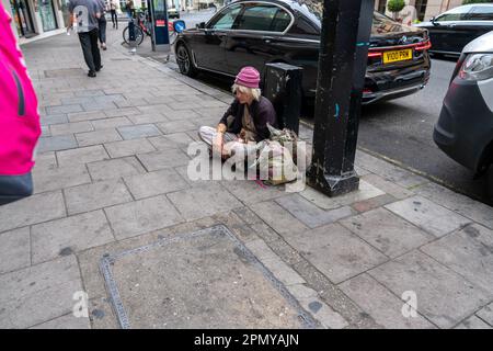 Londres, Royaume-Uni - juillet 30 2022 : mendiants dans les rues devant un magasin Banque D'Images