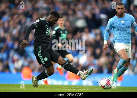 Le Kelechi Iheanacho de Leicester City (à gauche) tente un tir sur le but lors du match de la Premier League au Etihad Stadium, Manchester. Date de la photo: Samedi 15 avril 2023. Banque D'Images