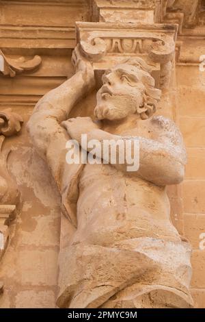 Mdina, Malte - 13 novembre 2022 : détail de la façade du musée de la cathédrale Saint-Paul, un atlantid, figures mâles comme pilastres, statue de calcaire Banque D'Images