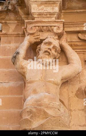 Mdina, Malte - 13 novembre 2022 : détail de la façade du musée de la cathédrale Saint-Paul, un atlantid, figures mâles comme pilastres, statue de calcaire Banque D'Images
