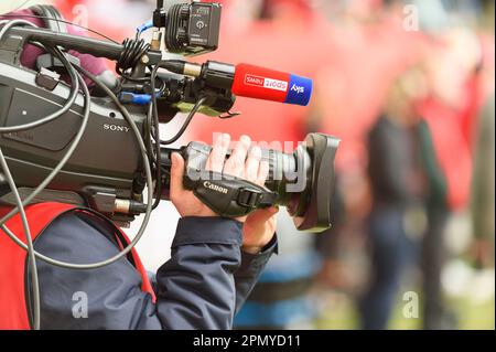 Munich, Allemagne. 15th avril 2023. Munich, Allemagne, avril 17th 2021 : caméraman de Sky sport avant le match semi-fin du DFB Pokal entre le FC Bayern Munich et le VfL Wolfsburg au campus du FC Bayern, Allemagne. (Sven Beyrich/SPP) crédit: SPP Sport Press photo. /Alamy Live News Banque D'Images