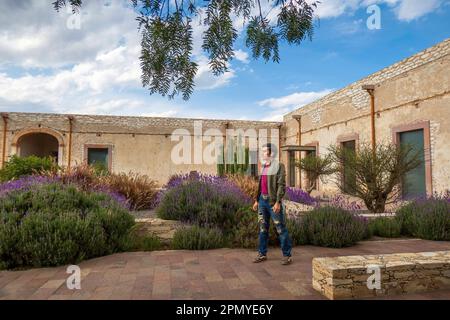 Un homme visitant l'ancienne école modèle rustique avec cactus à Mineral de Pozos Guanajuato Mexique Banque D'Images