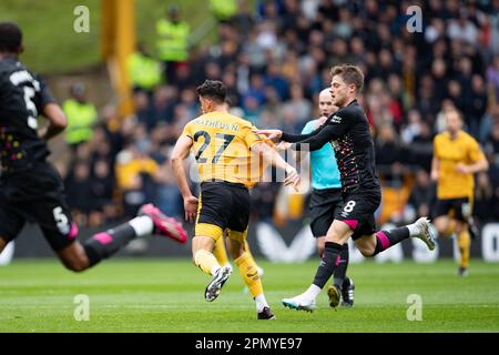 Mathias Jensen de Brentford tire le maillot de Matheus Luiz de Wolves lors du match de la Premier League entre Wolverhampton Wanderers et Brentford à Molineux, Wolverhampton, le samedi 15th avril 2023. (Photo : Gustavo Pantano | ACTUALITÉS MI) crédit : ACTUALITÉS MI et sport /Actualités Alay Live Banque D'Images