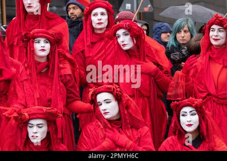 La brigade de la rébellion rouge à l'extinction manifestation de la rébellion Berlin 15 avril 2023. Des manifestants, dont des membres de la rébellion d'extinction, ont défilé du centre Bayer AG Pharmaceuticals (centre du nord-est de Berlin) au ministère fédéral de l'alimentation et de l'agriculture dans le centre de Berlin. A l'extérieur du ministère, une « ie-in », de manifestants habillés comme des animaux, a eu lieu et a vu l'arrivée de la « Brigade de la rébellion rouge » de la rébellion d'extinction. Berlin Allemagne. Image crédit garyroberts/worldwidefeatures.com avril 2023. Des manifestants, dont des membres de la rébellion des extinction, ont défilé de la Bayer AG Pharmaceutica Banque D'Images