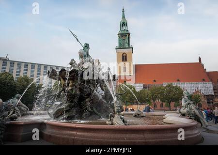 Fontaine de Neptune et St. Eglise Marie (fontaine conçue par Reinhold Begas en 1891) - Berlin, Allemagne Banque D'Images