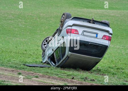 Gros vus après un capotage sur le toit dans la nature. Accident de voiture dans un champ agricole. Accident sur route rurale poussiéreuse. Isolé, déformé écrasé renversé Banque D'Images