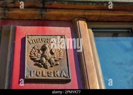 Vintage Metal The Republic of Poland Coat of Arms closeup outdoor. Banque D'Images