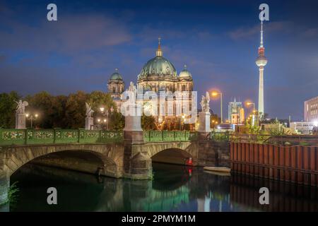 Le pont de Schlossbrucke avec la cathédrale de Berlin et la tour de télévision (Fernsehturm) la nuit - Berlin, Allemagne Banque D'Images